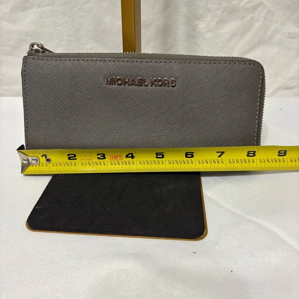 Michael Kors Jet Set Travel continental wallet in grey saffiano leather. - Picture 8 of 10
